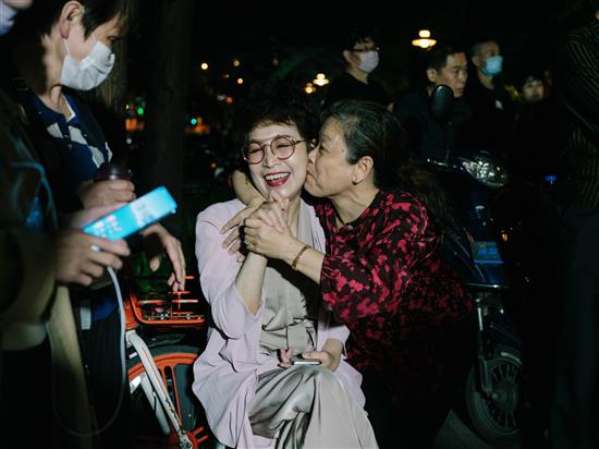 2020年5月26日，上海地铁13号线自然博物馆站外的静安雕塑公园，唐彩萍和她的歌迷。因擅长唱歌，90年代末从工厂下岗后，唐彩萍定期在公园、街道唱歌，吸引了许多忠实听众。